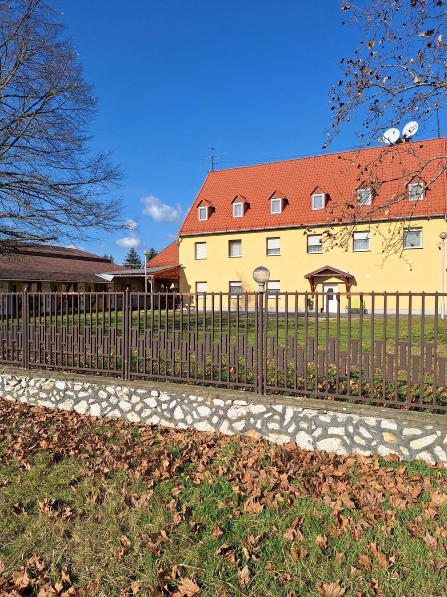 Bed and Breakfast Fenyo Panzio Mezőkövesd Exterior foto