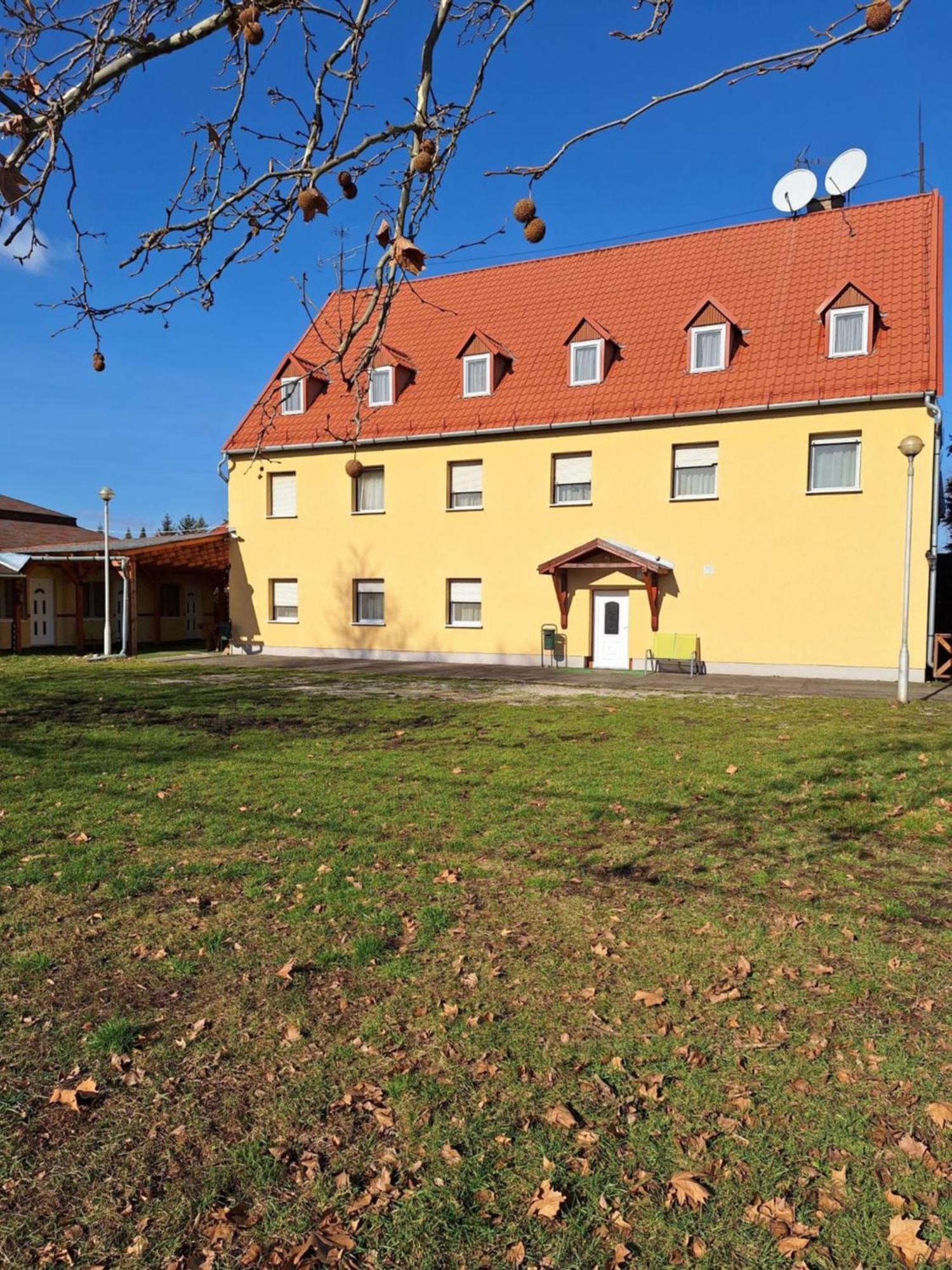 Bed and Breakfast Fenyo Panzio Mezőkövesd Exterior foto